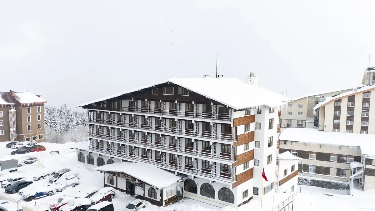Kar altında Beceren Otel binası