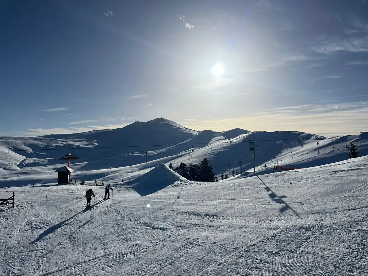 Uludağ'da güneşli kayak pisti