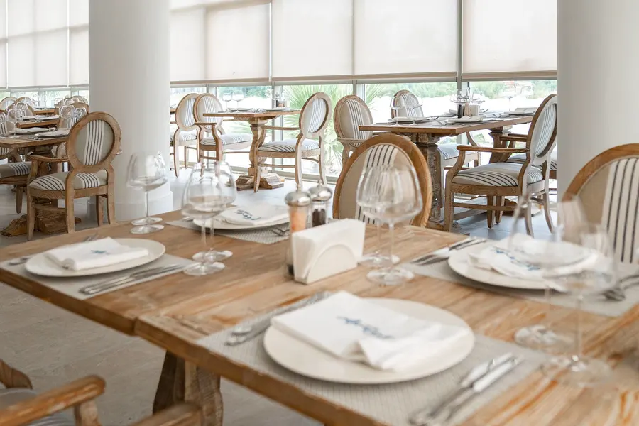Frangipani restoranında kurulmuş masalar