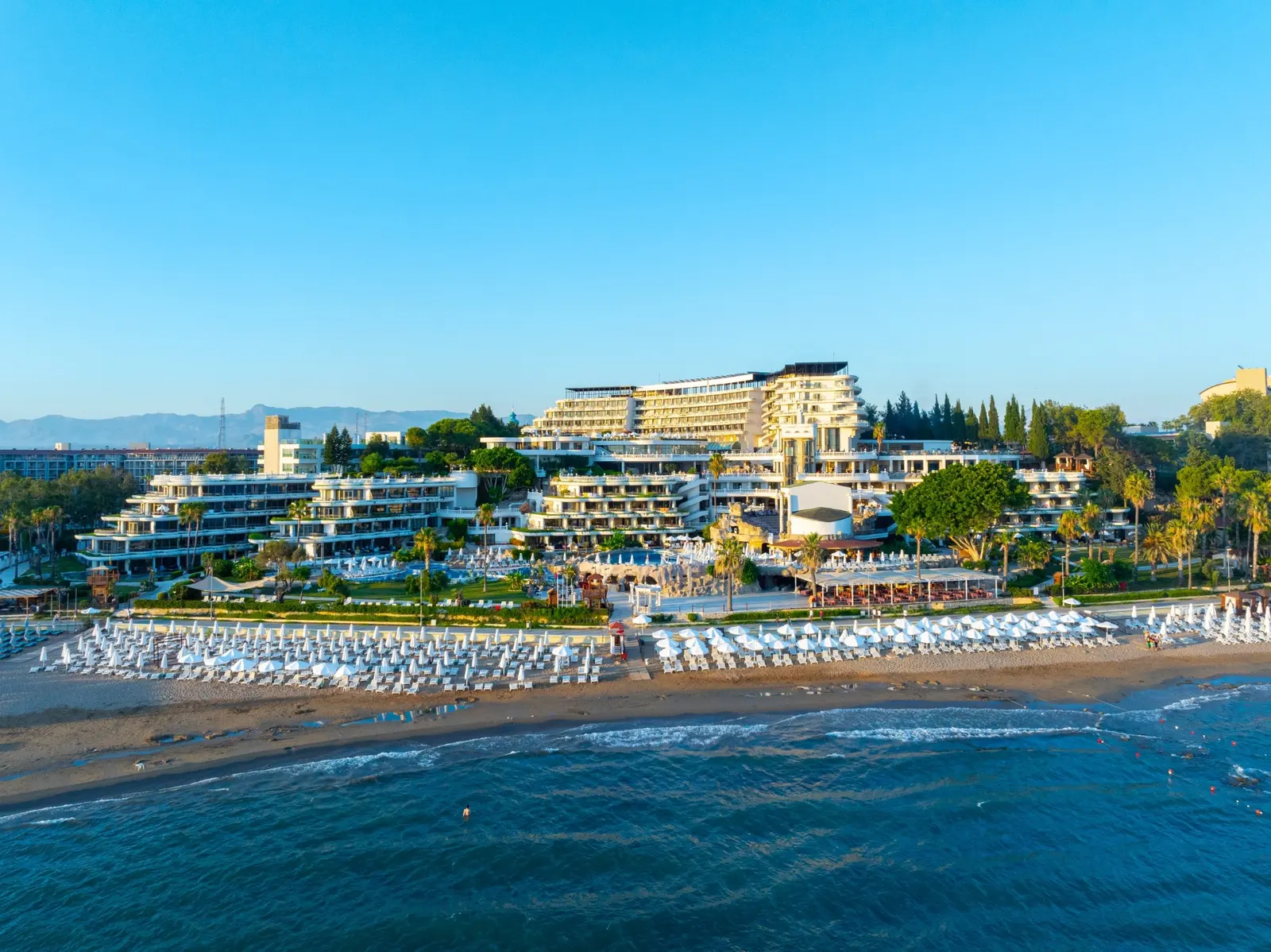 Denizden Sunrise Queen: kumsalın ardında teraslı otel binaları
