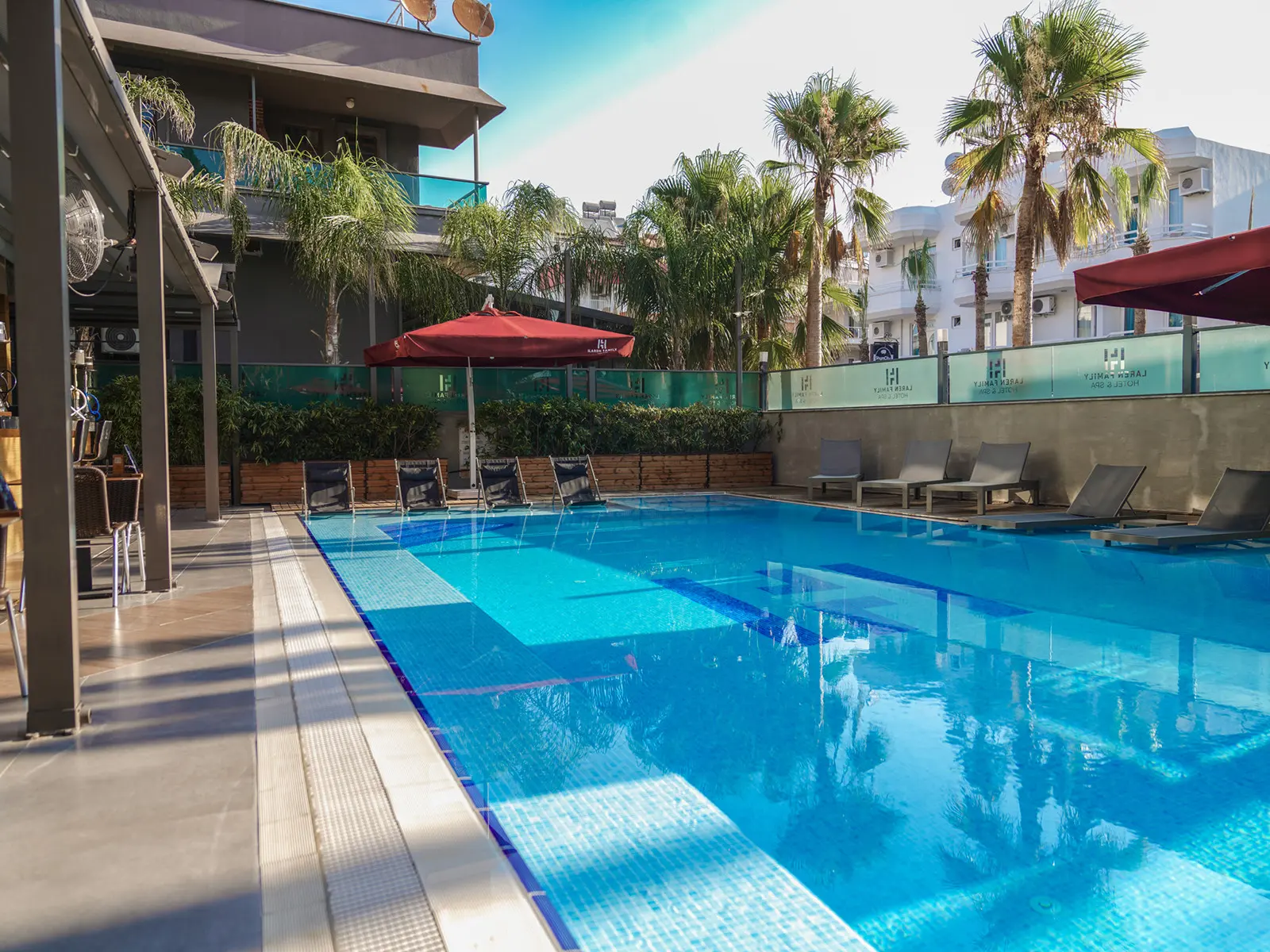 Laren Family Hotel avlu havuzu ve teras